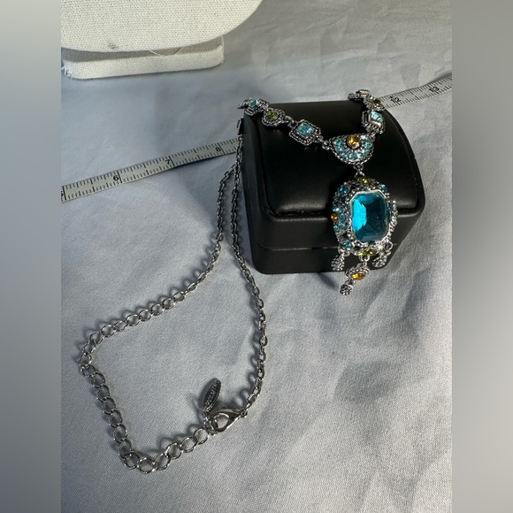 Gorgeous ornate style silvertone necklace with rhinestones - Picture 8 of 8